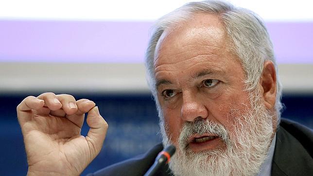 Arias Cañete anuncia que España «no permanecerá pasiva» ante el hostigamiento de Gibraltar