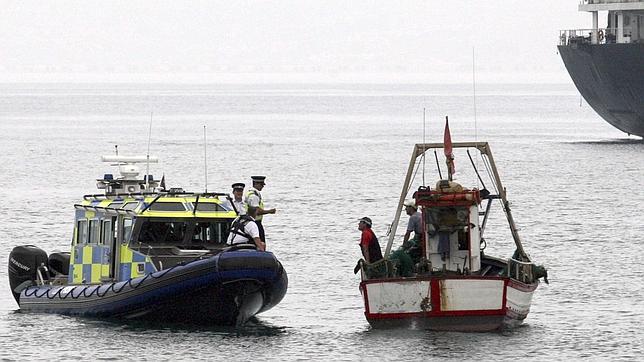 La Policía de Gibraltar hostiga a tres pesqueros de Algeciras