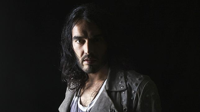 Russell Brand se pasea con otra chica sin anunciar una ruptura con Geri Halliwell