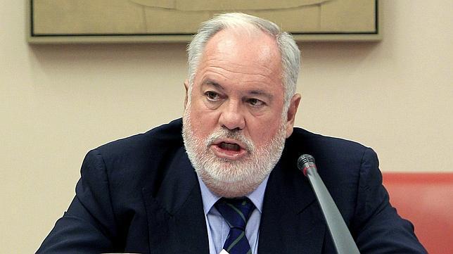 Cañete acusa a Zapatero de paralizar las brigadas preventivas de incendios