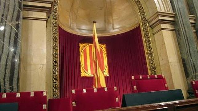 Diputados de Solidaritat retiran la bandera española del Parlament