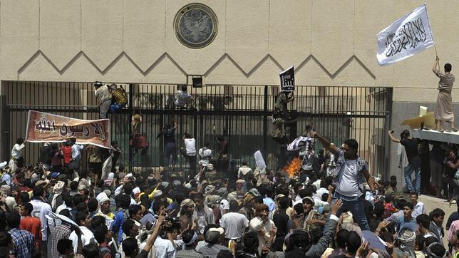 Centenares de manifestantes yemeníes asaltan la Embajada de EE.UU. en Saná