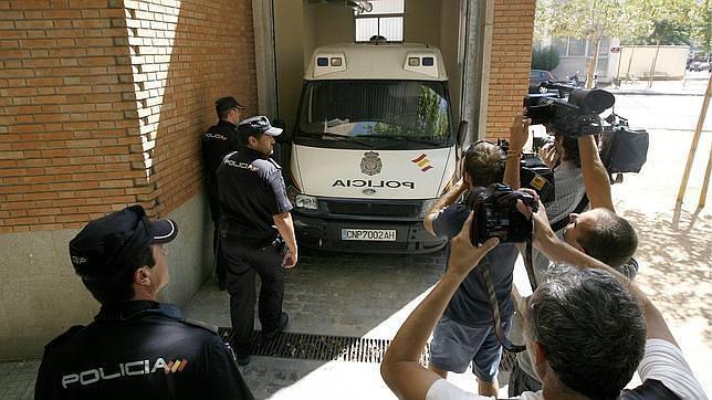 El juez descarta imputar a los familiares de Bretón, que ha dejado la huelga de hambre