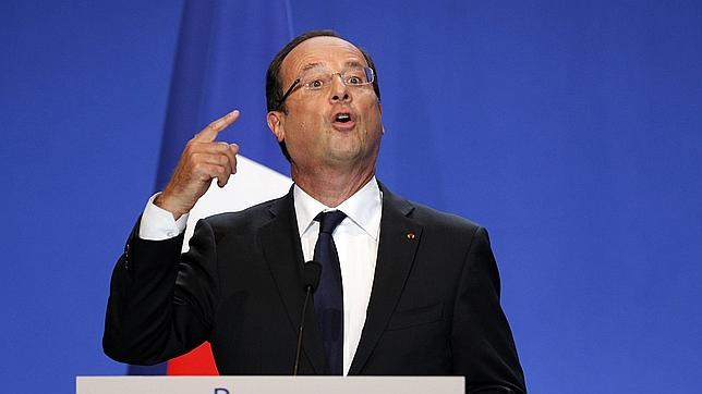 Hollande renuncia a su compromiso de no hacer sondeos sobre su imagen