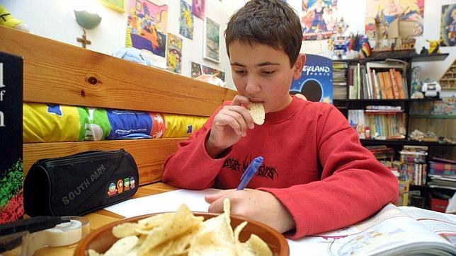 La mitad de los niños no comen verdura a diario y meriendan bollos