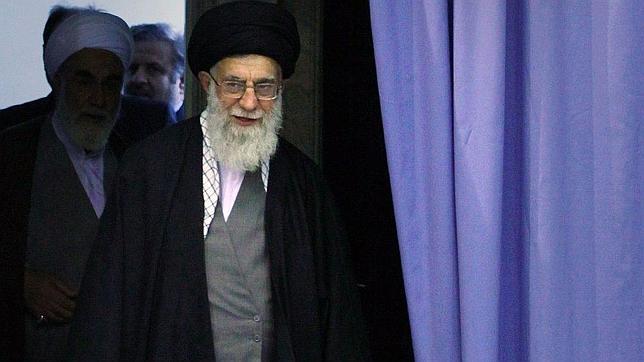El ayatolá iraní Jamenei considera ambiguo el Holocausto y ataca a los homosexuales