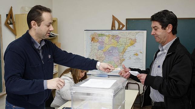 Las urnas recogerán 26 siglas que solo derivan en dos alternativas de gobierno