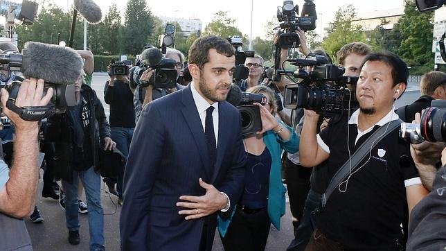 La policía francesa entra en la sede de la revista «Closer»