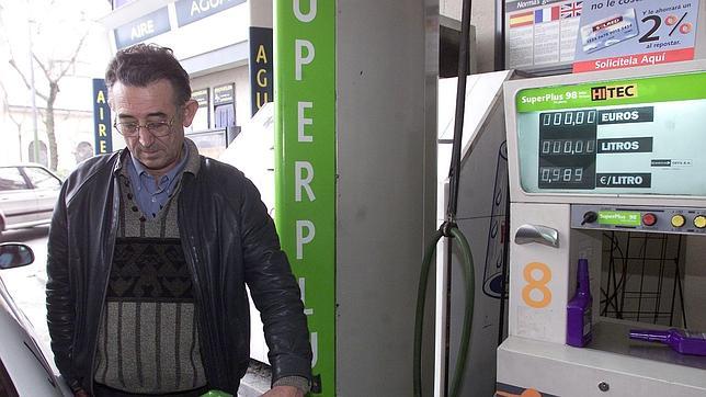 El precio antes de impuestos de la gasolina en España es el segundo más caro de la UE