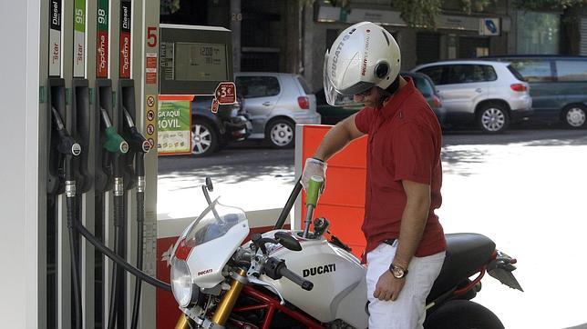 La gasolina y el gasóleo se abaratan hasta un 1,1%, pero siguen cerca del máximo histórico