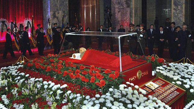 El cuerpo embalsamado de Kim Jong Il podría exhibirse el próximo año