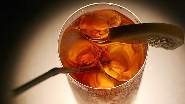 El consumo regular de bebidas azucaradas aumenta el riesgo genético de obesidad