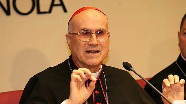 El cardenal Bertone recibe el Premio Conde de Barcelona de manos del Rey