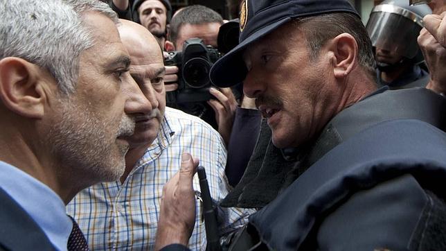 Diputados de IU se acercan a los manifestantes para dar «normalidad democrática»