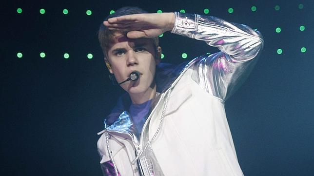 Justin Bieber vomita sobre el escenario