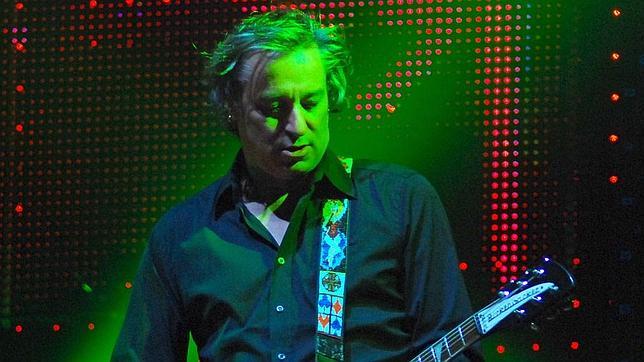 Peter Buck, guitarrista de R.E.M., anuncia su debut en solitario