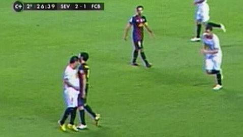 El Sevilla recurrirá los dos partidos de sanción a Medel por su cabezazo a Cesc