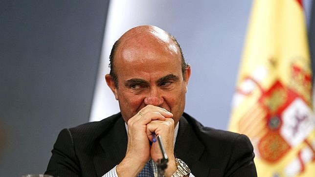 Luis de Guindos confirma que los bancos sanos participarán en el «banco malo»