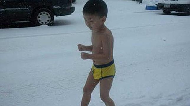 Un padre obliga a su hijo de 4 años a subir el Fuji para reclamar la soberanía china de las islas Senkaku