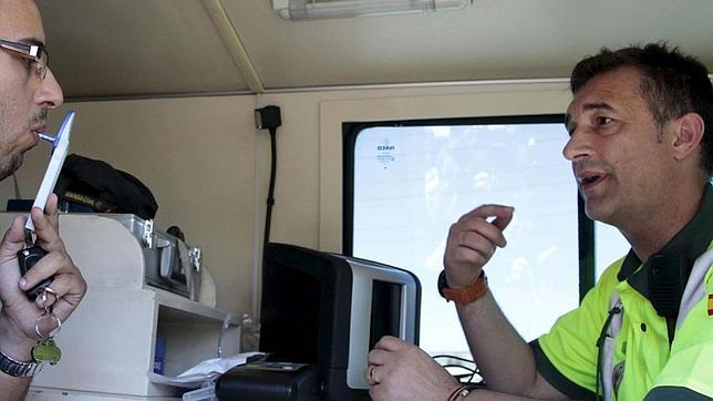 La DGT mantendrá las tasas de alcoholemia y potenciará el control de drogas