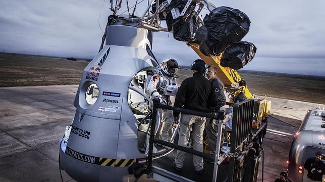 El viento suspende el salto de Felix Baumgartner desde la estratosfera