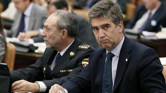 Cosidó anuncia un plan para que todos los agentes tengan su chaleco antibalas