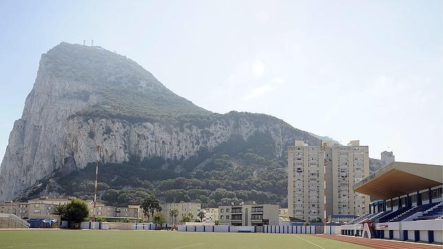 Largas colas en Gibraltar por los «fuertes» controles policiales en la aduana española