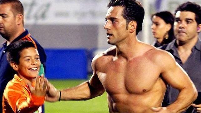 David Bustamante enseña el torso por una buena causa