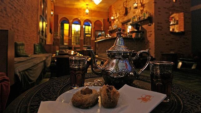 Beber té a sorbos, el mejor «detergente» para limpiar el paladar tras una comida grasienta