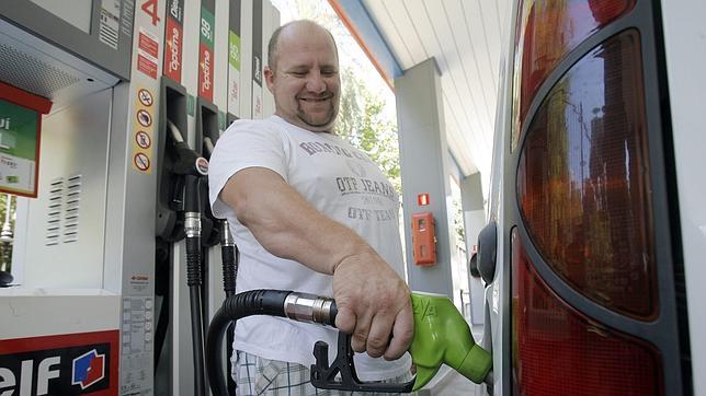CNC pide más operadores en el sector de los carburantes y cifra en un 20% el aumento de los márgenes