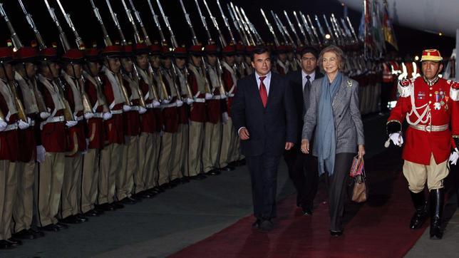 La Reina Sofía llega a Bolivia para visitar proyectos de cooperación