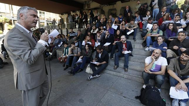 Alumnos de Filología de la Complutense reciben clase en plena calle