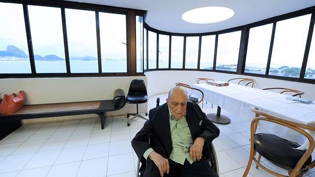 El arquitecto Oscar Niemeyer está estable, según los médicos