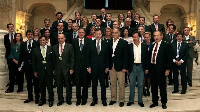 Rajoy se relaja con la familia «popular»