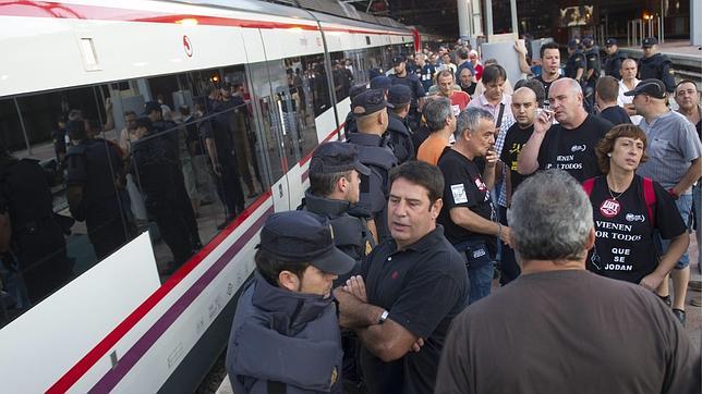 Los sindicatos convocan huelgas de 24 horas en Renfe el 13 y 14 de ...