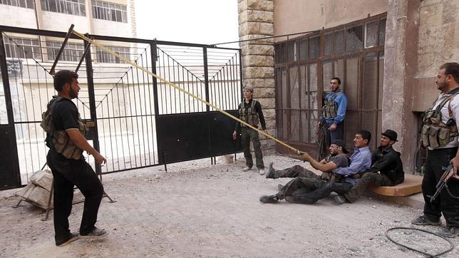 Brahimi negocia en Siria un alto el fuego entre bombas