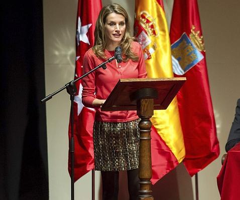 Doña Letizia entrega un premio literario con un look de minifalda muy juvenil