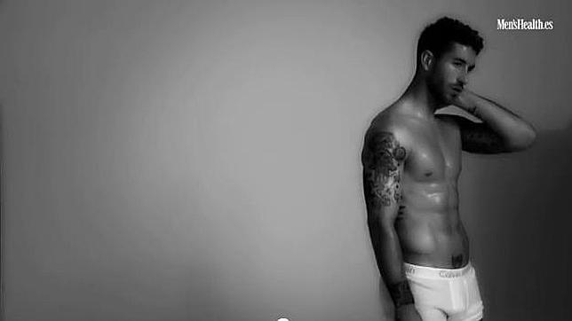 Regularmente Visión Complacer Yo rubio», el tatuaje que muestra Sergio Ramos en la portada de «Men's  Health»