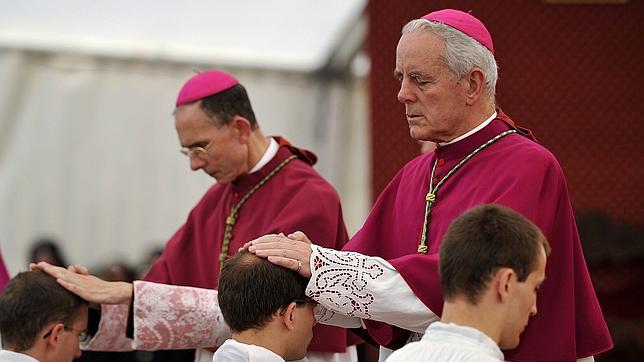 Los tradicionalistas lefebvrianos expulsan al obispo que negaba el Holocausto