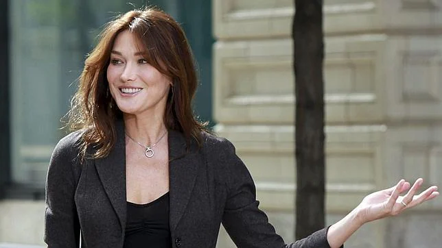 Carla Bruni aconseja a Valérie Trierweiler que se case con Hollande