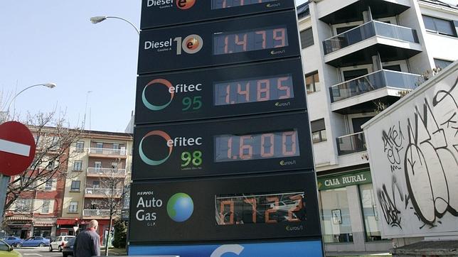 La gasolina y el gasóleo bajan y vuelven a estar por debajo de los 1,4 euros por litro