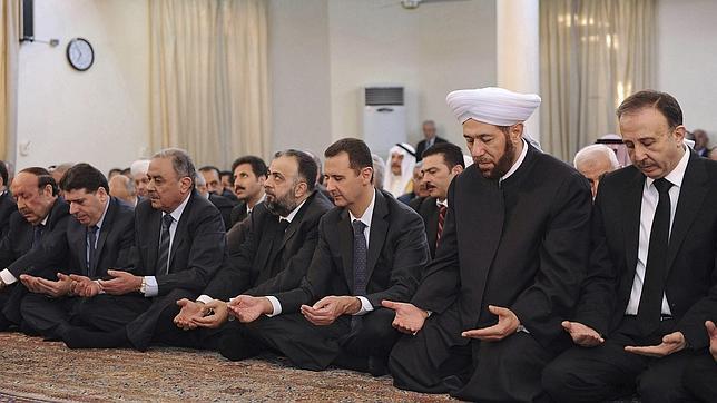 Al Assad reza en una mezquita durante las primeras horas de la tregua en Siria