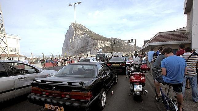 Policías españoles acusan a los agentes gibraltareños de apoyar el «acoso diario» que sufren en la frontera