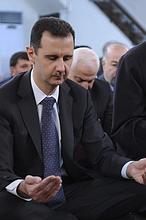 Al Assad reza en una mezquita durante las primeras horas de la tregua en Siria