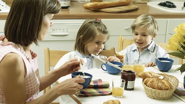 Su hijo puede aprender a comer jugando