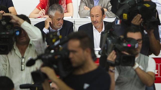 Rubalcaba y Griñán se ven hoy las caras en la Ejecutiva que analizará el 21-O