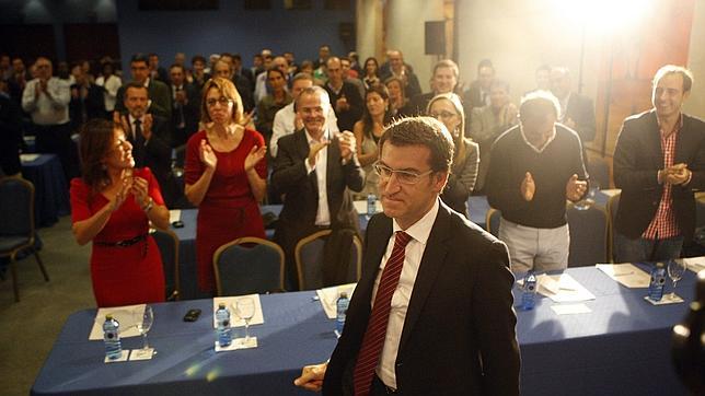 Feijóo contesta a Báñez que con un 25% de paro estamos en «una situación muy compleja»