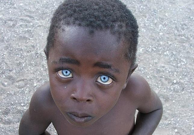 El niño de los ojos de zafiro, ¿realidad o Photoshop?
