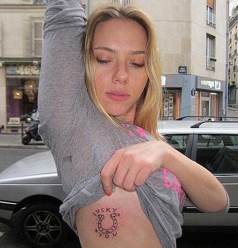 Scarlett Johansson se tatúa una herradura y las palabras «tienes suerte»