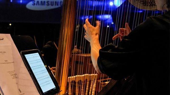 La Filarmónica de Bruselas sustituye las partituras por tabletas